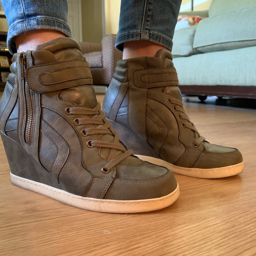 Gray wedge heels
